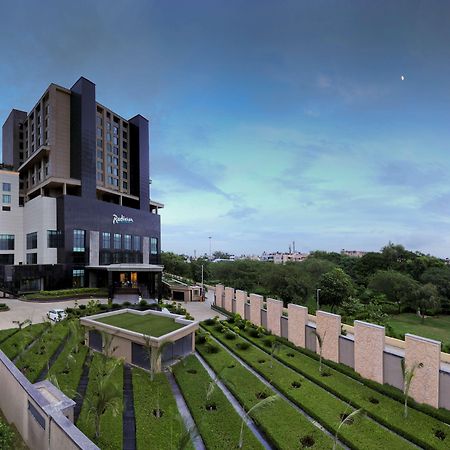 Radisson Blu Hotel New Delhi Paschim Vihar Exterior photo